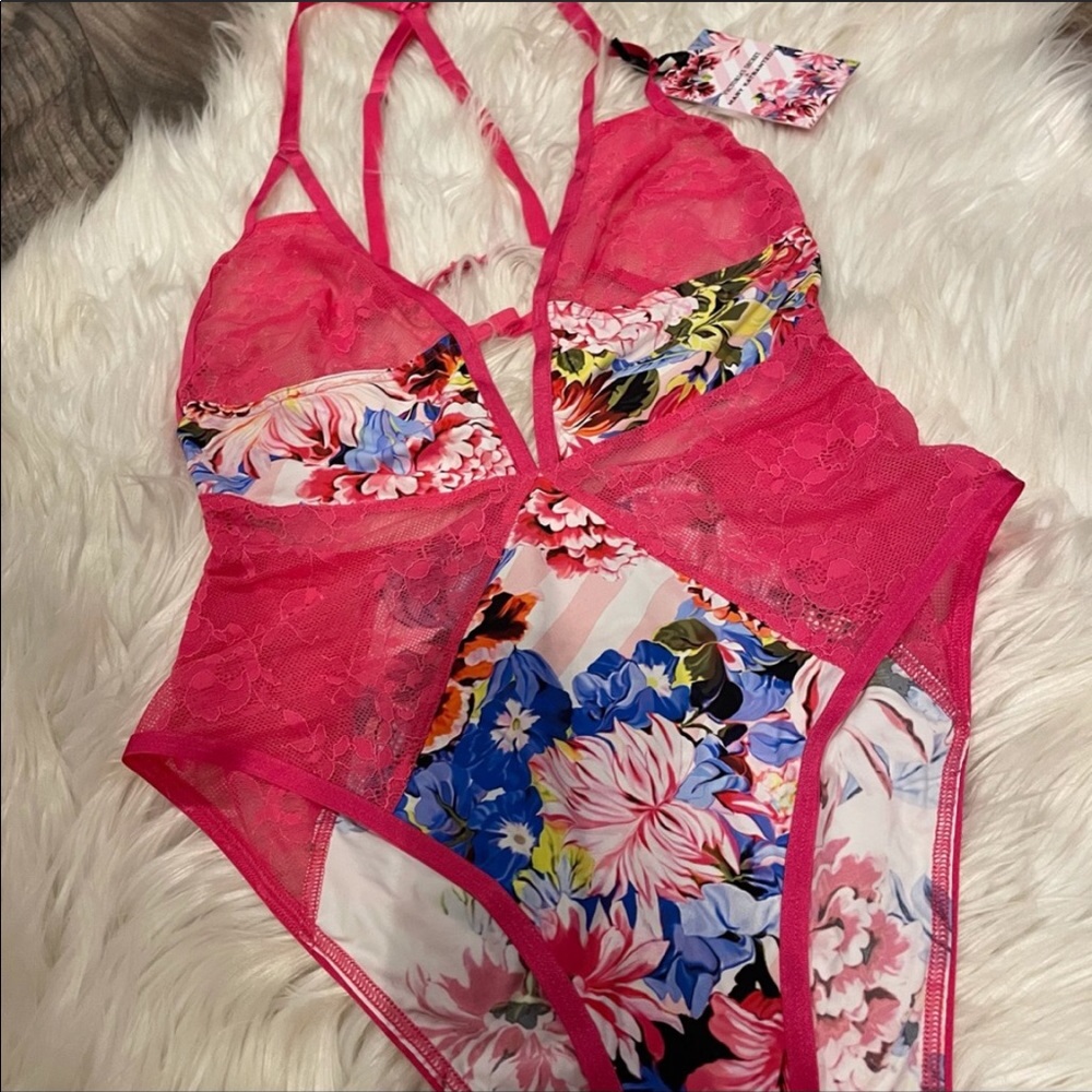 Victoria’s Secret x Mary katrantzou Lingerie - Picture 2 of 5